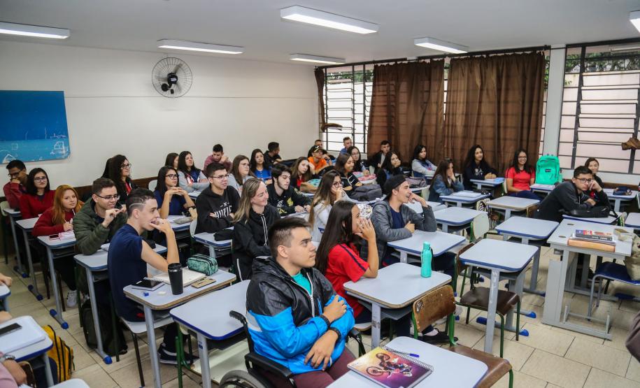 Primeiro dia de aula na rede estadual do Paraná
